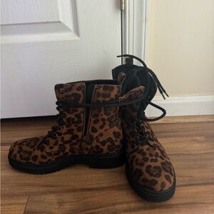 Leopard combat boot
